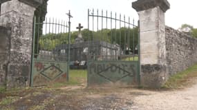Le portail d'entrée dégradé du cimetière de Tourtoirac, en Dordogne, le 7 mai 2024