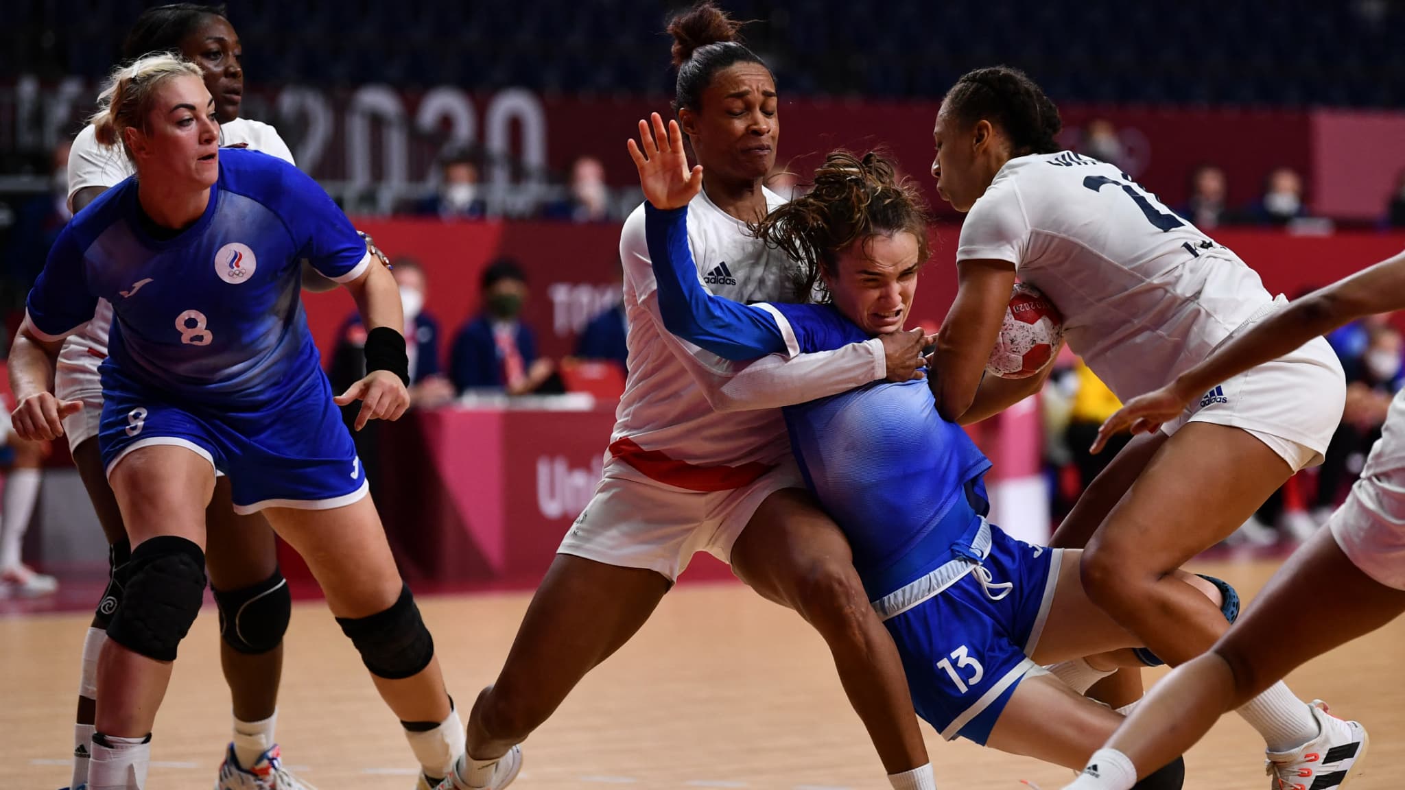 Allison Pineau et Béatrice Edwige contre la Russie aux JO de Tokyo Allison Pineau et Béatrice Edwige contre la Russie aux JO de Tokyo