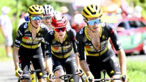 Jonas Vingegaard accompagné de Sepp Kuss et Simon Yates sur le Tour de France, le 17 juillet 2025