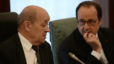 Jean-Yves Le Drian et François Hollande le 14 mai 2016 à Abuja, au Nigeria.