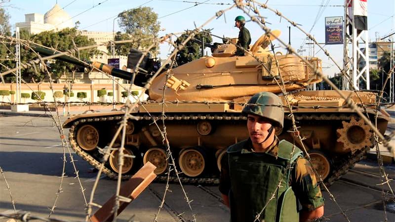 Char et soldats égyptiens déployés aux abords du palais présidentiel au Caire. Le président égyptien Mohamed Morsi, confronté à une vague de mécontentement grandissant, a invité l'opposition à une réunion de dialogue national samedi au palais présidentiel