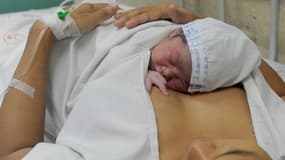 Un nouveau-né est placé sur sa mère quelques secondes après sa naissance à la maternité gouvernementale Fabella de Manille, le 4 mars 2015 (photo d'illustration)