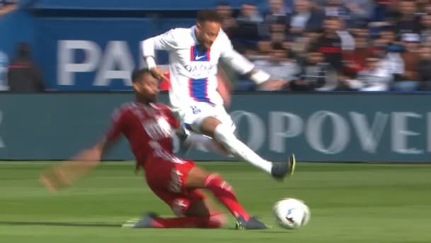 Neymar fauché par Hérelle lors de PSG-Brest, le 10 septembre 2022
