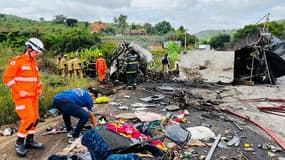 Une photo des pompiers montre les lieux d'un accident de car mortel à Teofilo Otoni au Brésil, le 21 décembre 2024