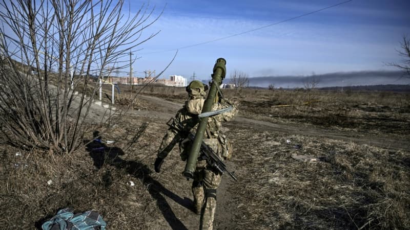 Guerre en Ukraine: Kiev se prépare au siège, Marioupol espère une aide humanitaire