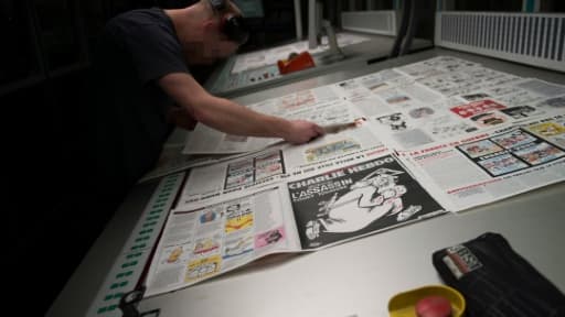 Impression de la dernière édition de Charlie Hebdo le 4 janvier 2016 près de Paris