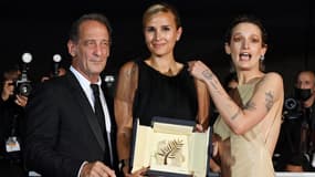 Julia Ducournau, Palme d'or pour "Titane", entourée de ses acteurs Vincent Lindon et Agathe Rousselle
