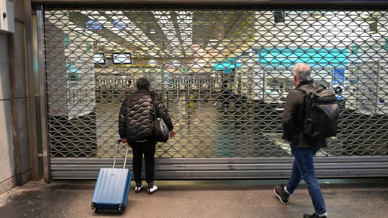 Accès au métro fermé Gare Montparnasse lors d'une grève à Paris le 10 novembre 2022