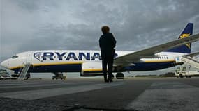 Ryanair a été mise en examen en France comme personne morale pour "travail dissimulé et prêt illicite de main-d'oeuvre". La compagnie aérienne à bas coût est soupçonnée d'avoir embauché 120 personnes sous contrat irlandais alors qu'elles travaillent à l'a