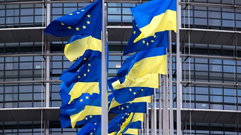Les drapeaux de l'Union européenne et de l'Ukraine devant le Parlement européen à Strasbourg, le 24 février 2023.