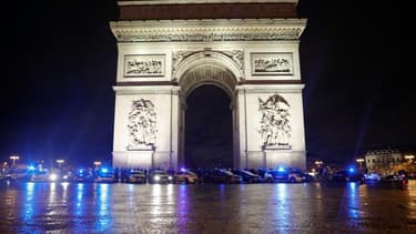 Des policiers manifestent devant l'Arc de Triomphe, le 14 décembre 2020 à Paris