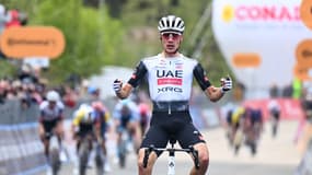Juan Ayuso franchit la ligne d'arrivée de la 7e étape en vainqueur, le 16 mai 2025