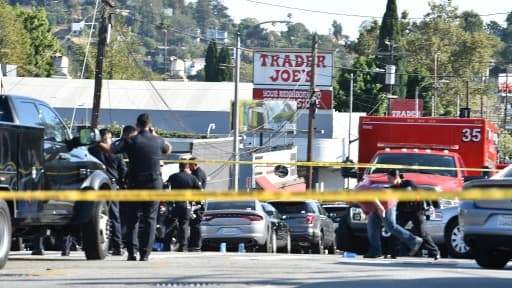 Des policiers en position près d'un supermarché "Trader Joe's" où s'est produite une fusillade avec prise d'otages, le 21 juillet 2018 à Los Angeles