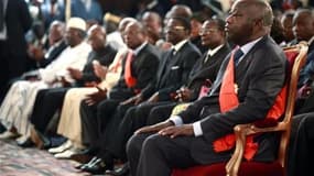 Laurent Gbagbo (au premier plan) lors de sa cérémonie d'investiture, au palais présidentiel, à Abidjan. Nicolas Sarkozy a de nouveau appelé le président ivoirien sortant à quitter le pouvoir après l'élection d'Alassane Ouattara, reconnue par la communauté