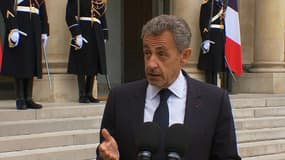 Nicolas Sarkozy à l'Élysée, au sortir de son entretien avec Emmanuel Macron sur la guerre en Ukraine, vendredi 25 février 2022