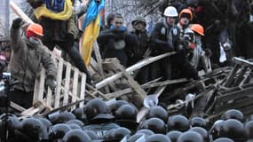 Les manifestants pro-européens défendent leurs barricades place de l'Indépendance à Kiev, mercredi.