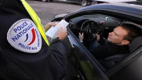 Huit associations du monde judiciaire et de défense des droits de l'homme ont appelé jeudi le gouvernement français à respecter l'engagement de campagne de François Hollande de mieux encadrer les contrôles d'identité. Le ministre de l'Intérieur a écarté m