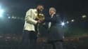 Karim Benzema qui reçoit son Ballon d'or des mains de Bernard Lacombe, le 11 novembre 2022 à Lyon