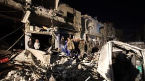 Des Syriens se réunissent au sud de la capitale Damas, sur le lieu d'une série d'attaques, le 21 février 2016.