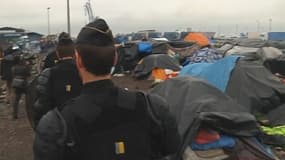 L'évacuation des camps de migrants à Calais a commencé mercredi matin.