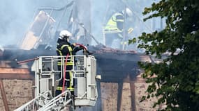 Des pompiers mobilisés lors de l'incendie à Wintzenheim ce mercredi 9 août 2023.