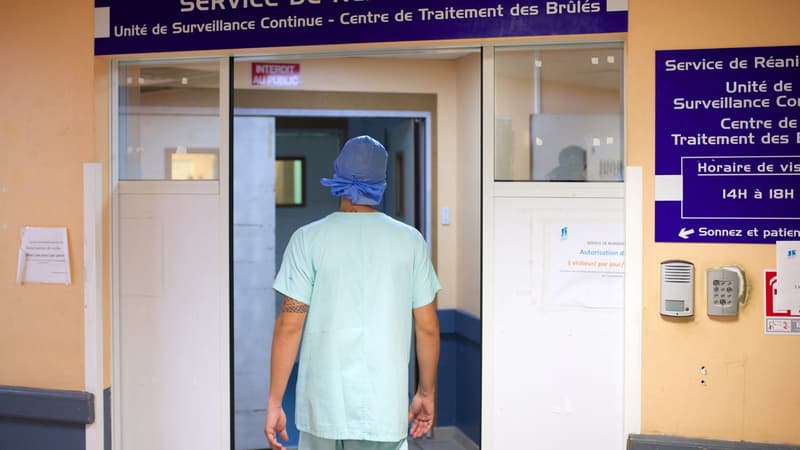 L'entrée du service de réanimation à l'hôpital Les Abymes de Pointe-à-Pitre, en Guadeloupe