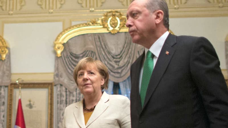 La chancelière allemande Angela Merkel et le président turc Recep Tayyip Erdogan lors d'une réunion sur la crise des migrants le 18 octobre 2015 à Istanbul. - Tolga Bozoglu - Pool - AFP