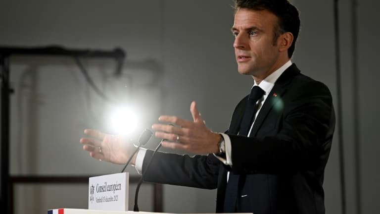 Le président Emmanuel Macron s'exprime lors d'une conférence de presse le 15 décembre 2023 à Bruxelles