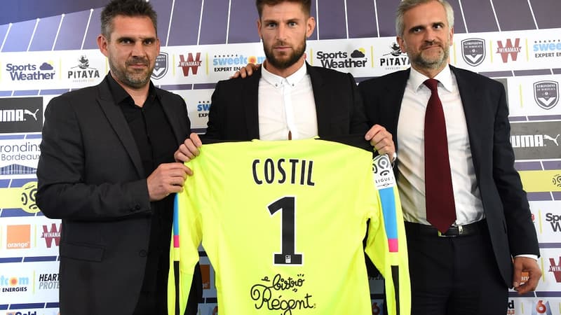 Entouré de son entraîneur Jocelyn Gourvennec et de son président Stéphane Martin, Benoît Costil a fièrement exhibé son nouveau maillot avec les Girondins de Bordeaux.