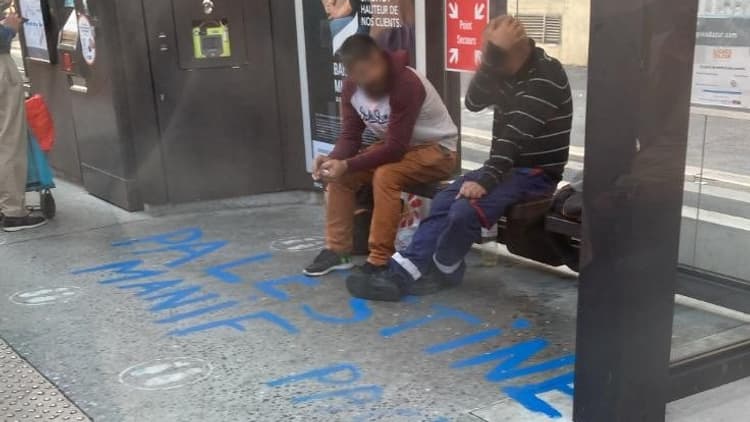 Un arrêt de tramway tagué "Palestine manif pacifique"