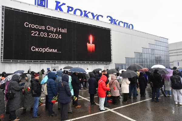 Des Russes se pressent au Crocus City Hall deux jours après l'attaque meurtrière près de Moscou pour rendre hommage aux victimes, en Russie, le 24 mars 2024