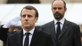 Le président français Emmanuel Macron (G) et le Premier ministre Edouard Philippe Lors d'une cérémonie aux Invalides le 28 mars 2018