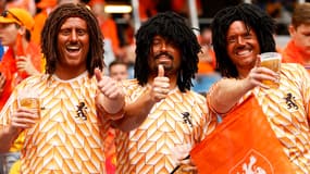 Des supporters néerlandais voulant rendre hommage à Ruud Gullit, à Hambourg le 16 juin 2024