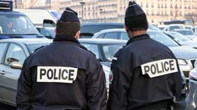 Un rassemblement de soutien au policier mis en examen a lieu à Paris ce lundi.