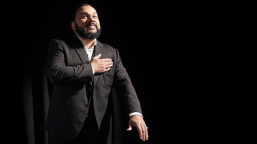 La "quenelle" est un geste récurrent apparu dans les spectacles de Dieudonné, comme ici le 15 janvier 2012 dans son théâtre de La Main d'Or, à Paris.