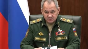 Photo tirée d'une vidéo divulguée par le ministère russe de la Défense le 26 mars 2022, montrant la réapparition publique du ministre de la Défense Sergueï Choïgou, ici lors d'une réunion avec des fabricants d'armes