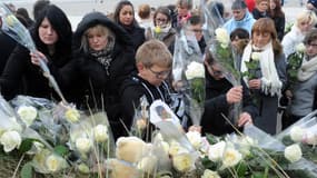 Une foule de gens se presse sur la plage pour rendre hommage à la petite fille morte noyée.