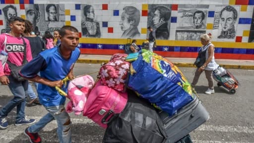 Des Vénézuéliens traversent le poste-frontière avec la Colombie pour se rendre à Cucuta, le 25 juillet 2017 à San Antonio del Tachira Des Vénézuéliens traversent le poste-frontière avec la Colombie pour se rendre à Cucuta, le 25 juillet 2017 à San Antonio del Tachira