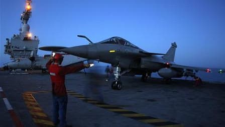 Préparation au décollage d'un Rafale à bord du Charles-de-Gaulle, en vue d'un survol de la Libye. Une majorité de Français (51%) se prononce contre l'intervention alliée en Libye, selon un sondage Ifop pour L'Humanité. /Photo prise le 28 mars 2011/REUTERS