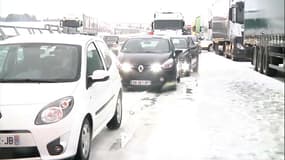 De nombreux véhicules sont bloqués sur l'autoroute A9 près de Montpellier. 