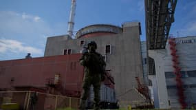 Un soldat russe monte la garde devant le deuxième réacteur de la centrale de Zaporijia, le 1er mai 2022