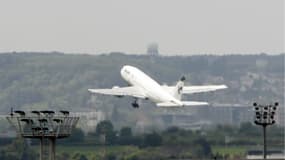 A basse altitude, le passage d'avions au-dessus de Villeneuve-le-Roi provoque des dégâts sur les toitures.