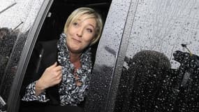 Marine Le Pen, qui a obtenu au premier tour de l'élection présidentielle un résultat historique pour son parti, 17,9% des voix, est partie sans attendre en campagne pour les législatives, avec l'espoir de semer un peu plus le trouble au sein de l'UMP. La