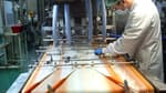 Un employé de l'entreprise "Comaboko" travaille, le 05 mars 2004 à Saint-Malo, sur une machine à formater des bâtonnets de surimi.