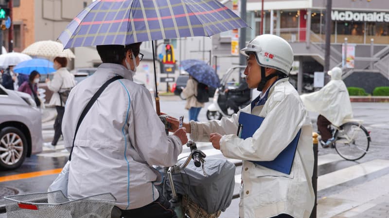 Une seule main sur le guidon, rouler sur le trottoir, porter des écouteurs... Le Japon met désormais des amendes aux cyclistes jusqu'à 75 euros (dans les trois quarts de leurs accidents ils sont responsables)