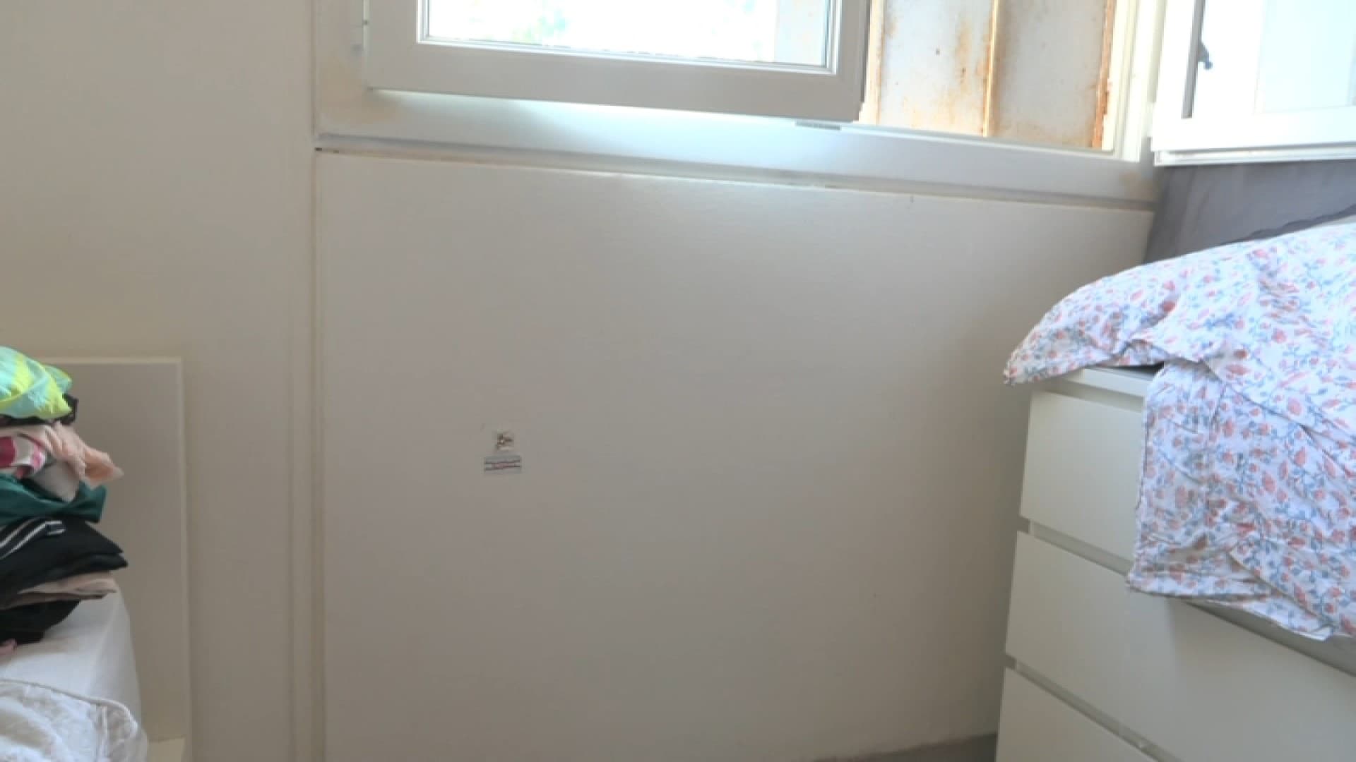 Sur le mur, l'impact de la balle qui a traversé le mur et tué la jeune Socayna, 24 ans, victime collatérale d'une fusillade, dans la cité Saint-Thys, à Marseille, le 10 septembre 2023 Sur le mur, l'impact de la balle qui a traversé le mur et tué la jeune Socayna, 24 ans, victime collatérale d'une fusillade, dans la cité Saint-Thys, à Marseille, le 10 septembre 2023