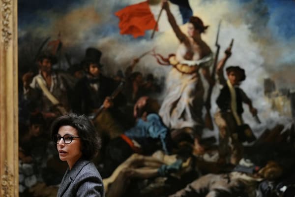 La ministre de la Culture Rachida Dati devant la toile "La liberté guidant le peuple" après sa restauration, musée du Louvre, avril 2024