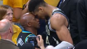 Giannis Antetokounmpo et John Haliburton après le match entre les Indiana Pacers et les Milwaukee Bucks, le 30 avril 2025 en NBA