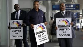 Ils protestent contre l'expulsion brutale d'un passager de la compagnie United Airlines avec le slogan "Battez vos concurrents, pas vos clients".