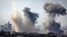 Une photo prise dans la ville de Sderot, dans le sud d'Israël, montre de la fumée s'élevant lors d'un bombardement israélien de la bande de Gaza, le 31 octobre 2023, dans le cadre des combats entre Israël et le Hamas.